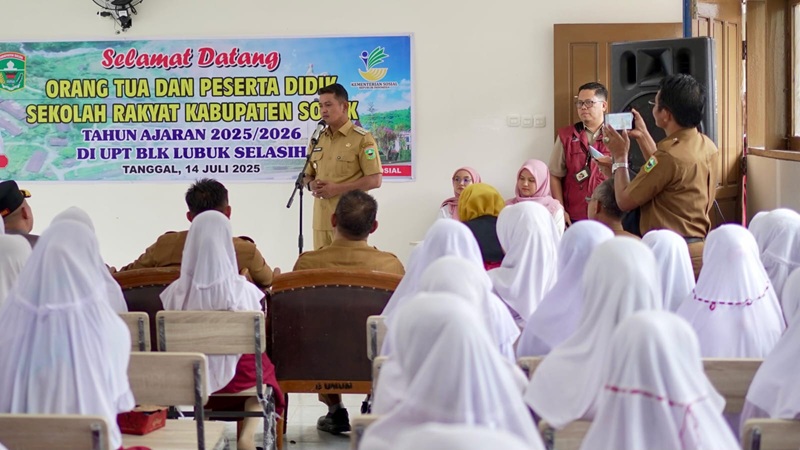 Bupati Solok Jon Firman Pandui bersama perwakilan Kementerian Sosial RI me-launching langsung pelaksanaan Sekolah Rakyat.